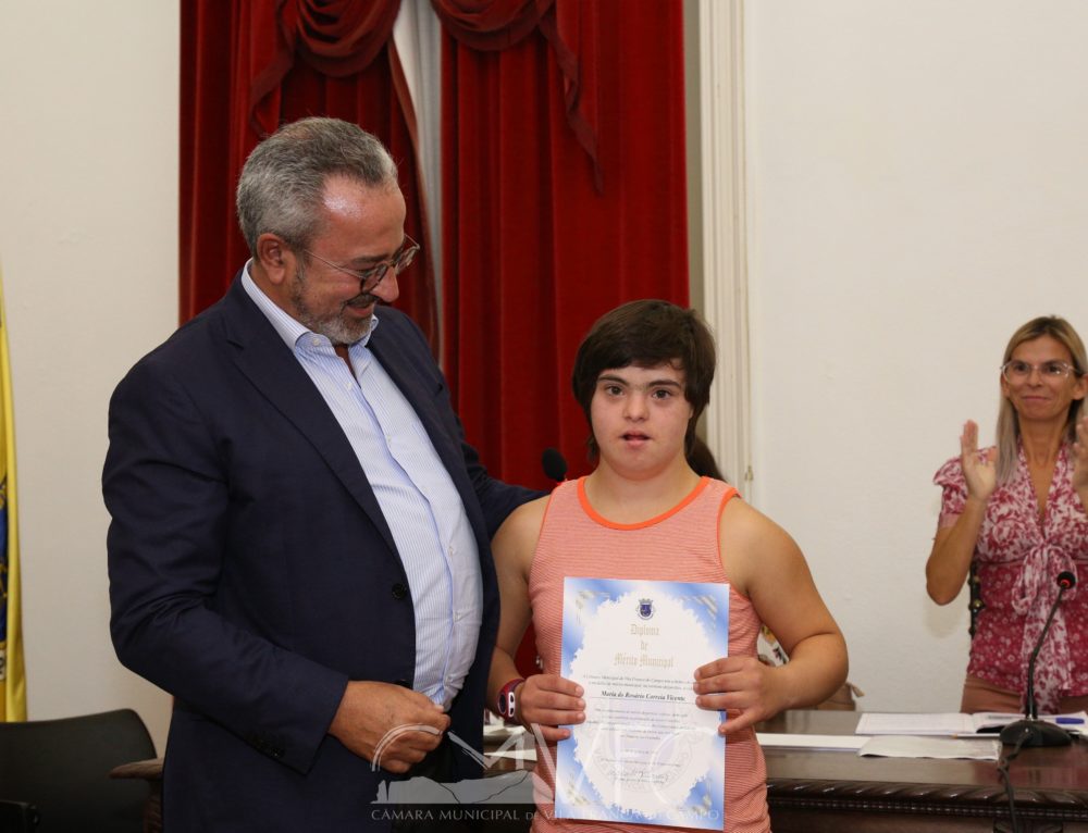 Medalha e Diploma de Mérito Municipal atribuídos à jovem atleta Vila-franquense Maria Vicente